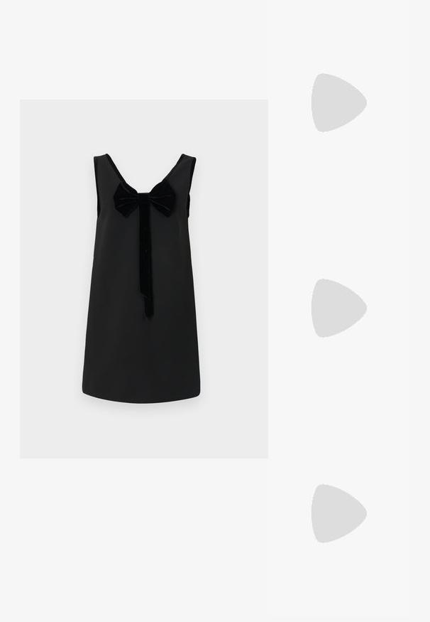 Valge lühendatud bralette reguleeritavate rihmadega, pehme kangaga, struktureeritud bodice'i, rõngaskaeluse ja külgõmblustega, mis annavad vormi.; Mustal silmalauseta kleit, millel on ümmargune kaelus, veluuri lipsu aksent ees ning sirge siluett sujuva tekstuuriga.; Must musta narmand, läikiva materjali ja ruudukujulise varbaga ning kitseneva kontsaga, paigutatud läikiva hõbedaselt tuftitud tausta ette.; Musta nahk käekott, millel on frantsiisid, kuldne ahelsanga ja lõigatud käepide. Esiosas on logot.