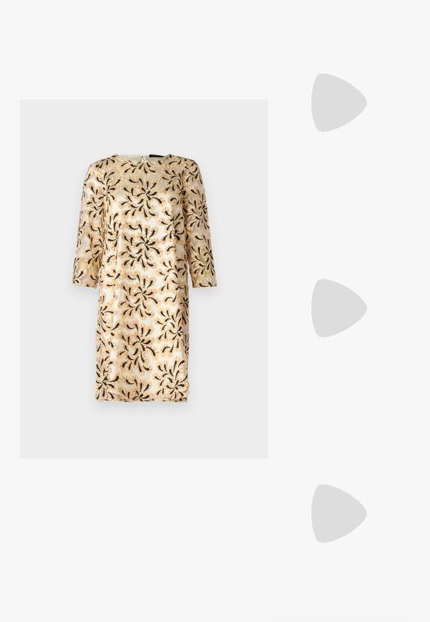Schwarzes und weißes Tweed-Crop-Top mit einem taillierten Oberteil, dünnen schwarzen Trägern und fransigen Kanten. Der Stoff hat ein strukturiertes, gewebtes Muster.; Besticktes Kleid mit 3/4-Ärmeln, das ein florales schwarzes Muster auf einem hellbeigen, durchsichtigen Stoff zeigt. Rundhalsausschnitt, knielang.; Schwarze, hochhackige Sandalen mit dünnen Riemen und einem geknoteten Design, einer glatten, rechteckigen Zehenpartie und einem eleganten Stiletto-Absatz.; Hellegraue metallische Handtasche mit einer Kettenriemen, verziert mit kleinen kreisförmigen metallic Nieten und einem dreieckigen Markenlogo.; Silberne Metalohrringe mit einer glatten, tröpfchenförmigen Form und einer polierten Oberfläche. Subtile Gravuren fügen Details hinzu. Minimalistisches Design.