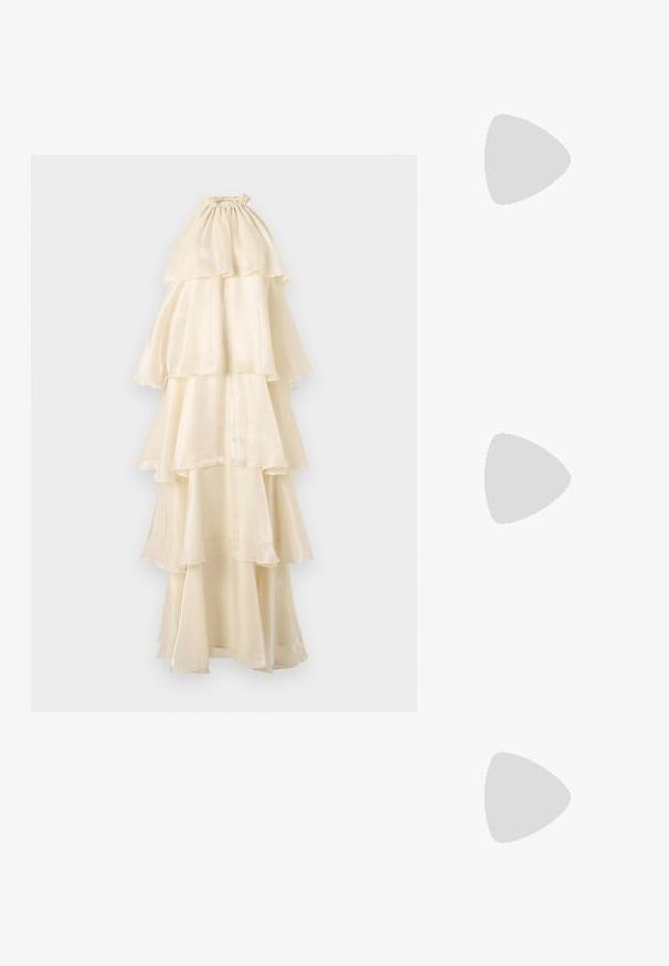 Večerna maksi obleka v kremni barvi, izdelana iz mehkega, sijočega materiala. Visok ovratnik z nabranimi detajli, plasti, ki se spuščajo, in tekoč silhueta.; Sandal s koničastim prstom v sijočem belem materialu. Tanek čevelj z akcentiranimi kovinskimi detajli. Odprt dizajn zadaj. Gladka, reflektirajoča tekstura.; Zlata kovinska torbica z grobo površino, ki ima verižico in pravokotno obliko, zasnovana za večerne priložnosti.; Uhane nakit iz zlatastega tona z gladko, ukrivljeno zasnovo. Ima edinstveno koničasto obliko, polirano površino in zaponko s tečajem.