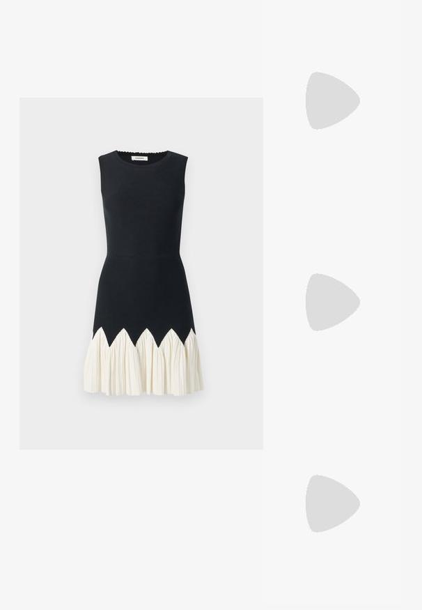 Ärmlös klänning med en åtsittande svart bodice, krämfärgad volang nertill med ett zigzag-mönster. Slät textur, rund halsringning, längd till mitten av låret.; Svart lackskinnsandaler med tre remmar, ankelspänne och 10 cm stilettklack. Har detaljer i guldmetall och logokaraktär.; Svart quiltad läderhandväska med en kedjestrap i guld, med ett runt guldspänne och en klaffstängning. Kompakt rektangulär form.; Två vingformade örhängen i silverfärgad metall med klara, runda rhinstenar och guldtonade metallaccenter i en lagerdesign.