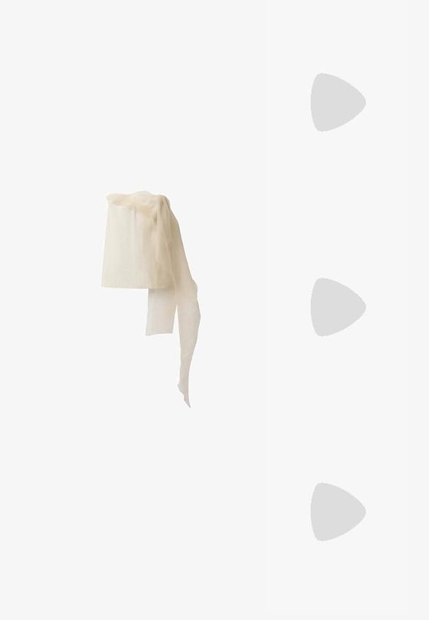 Copricapo in lino di colore avorio, di forma cilindrica, con una sciarpa trasparente e fluida drappeggiata sopra, caratterizzata da una morbida texture traslucida.; Sandalo beige con tacco blocco e punta quadrata, con cinghie minime e fibbia alla caviglia. Materiale liscio e opaco su una superficie grigia.; Occhiali da sole in tartaruga con una montatura rotonda e voluminosa e lenti marroni. Presentano delicati motivi e bracci dritti e affusolati.; Borsa a mano in pelle lucida rossa con forma triangolare, ampia apertura superiore e un manico curvo singolo. Texture liscia con dettagli di cucitura minimi.