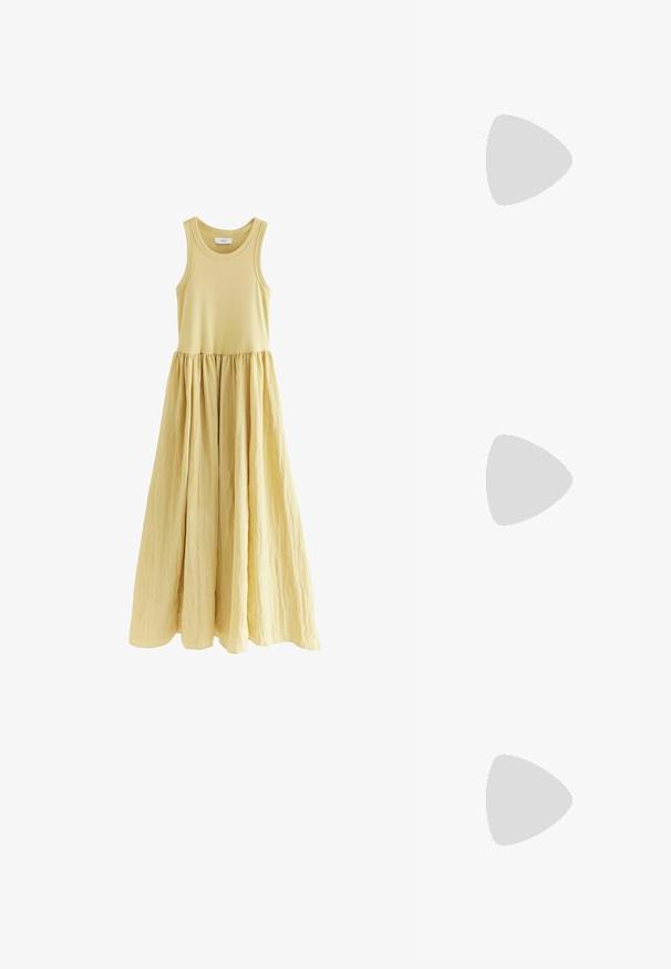 Abito lungo senza maniche di un giallo morbido. Top aderente con gonna a trapezio arricciata. Tessuto liscio con vita definita.; Sandalo strappy beige con punta a punta e tacco sottile. Realizzato in gomma con una texture liscia. Presenta cinghie incrociate e una fibbia alla caviglia regolabile.; Occhiali da sole in metallo dorato con forma quadrata, lenti color marrone, e sottili accenti verdi e rossi sulla montatura. Bracci sottili e eleganti.; Bracciale rigido in tonalità oro presenta una finitura liscia e sette strass trasparenti distribuiti uniformemente lungo la banda. Logo inciso all'interno.