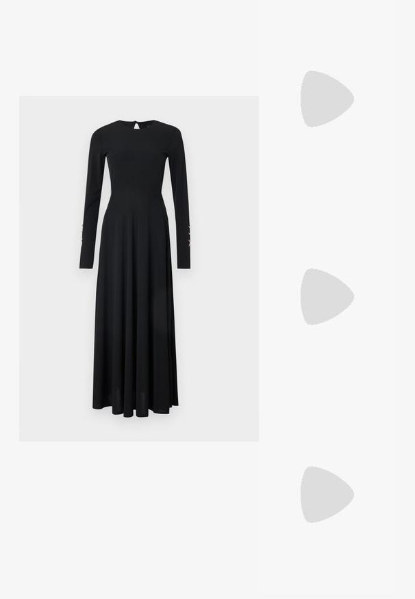 Svart cropped langermet topp dekket av paljetter, med rund hals og en glatt tekstur. Lys reflekteres av den skinnende overflaten.; Svarte langermede kjolen med et tettsittende liv, flytende skjørt, rund utringning og nøkkelhull tilbake. Har dekorativt utstyr på ermene.; Svart skinnballettflatt med rund tå, glatt tekstur, minimal sømdetalj, og et fleksibelt såledesign.; Hvit håndveske med rund form, med en strukturert overflate av sølvstifter. Den har en tynn skulderrem og en elegant lukking.