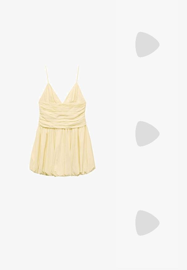 Květinový halter top v tyrkysové barvě s zeleným květinovým potiskem. V-krutý střih s nastavitelnou tkaničkou vpředu. Lehká látka.; Žluté bezramínkové šaty s výstřihem do V, nařaseným korzetem a rozšířenou sukní. Vyrobené z lehkého materiálu, hladké textury a podšívky.; Černé žabky vyrobené z hladké kůže, s tenkým designem popruhu a plochou podrážkou s minimálním profilem. Žádné výrazné vzory ani akcenty.; Tkaná slaměná taška na rameno s zakřiveným tvarem, která má tmavý kožený popruh a texturovaný povrch s chevronovým vzorem.; Průhledné a jantarové prsteny z pryskyřice, jeden hladký a transparentní, druhý s texturovaným jantarovým povrchem. Oba mají zaoblené, robustní tvary.