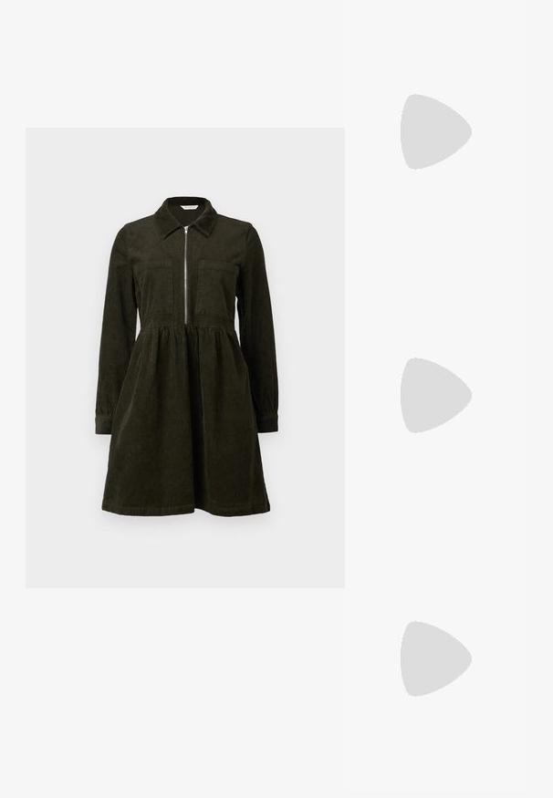 Must mustriba tank top laiad rippidega varrukad ja ümmargune kaelus. Tekstureeritud kangas, keha lähedane lõige, lihtne disain, ilma lisadeta.; Soomus, tume roheline, lukuga ees, krae, pikad varrukad, vöökoht, flared seelik, kaks rinna taskut. Pehme tekstuur ja ribitud muster.; Mustad nahast platvormis loafersid ümarate varvastega ja laia rihmaga jala peal. Omab pakse, ruudukujulist kontsa ja siledat tekstuuri.; Mustad mustrakellad, millel on hallid šabloonid; valmistatud plastist, paksude ja siledate kätega, ilma nähtava riistvarata.; Hõbedased rõngastikkaehingad minimalistlikus disainis. Ümar kuju, sile tekstuur ja õhuke profiil. Kerged ning poleeritud viimistlusega.