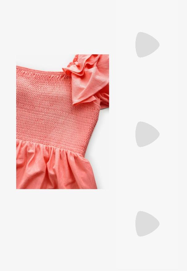 Camiseta de manga corta en color blanco roto, fabricada en algodón suave. Presenta un escote redondo y una textura lisa y sin costuras. Sin acentos notables.; Un vestido coral con un cuerpo fruncido y mangas con volantes, hecho de una tela suave. La falda tiene una textura fruncida.; Sandalía blanca de tacón alto con una parte superior de satén brillante, tacón ancho y tira de tobillo con una pequeña hebilla. Textura suave, diseño minimalista.; Bolso de mano metálico plateado con forma estructurada, que presenta un asa superior y un detalle de lazo en el frente. Textura suave y acabado reflectante.; Pendientes de aro en tono dorado con un acabado pulido, que presentan un diseño estriado y un cierre de poste. Forma redonda y gruesa.