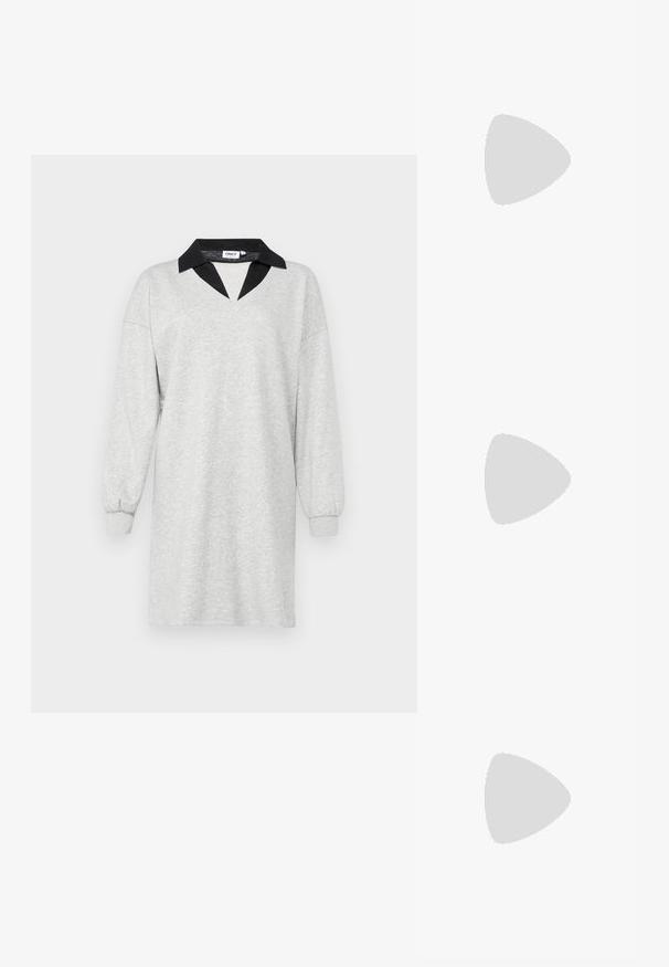 Halljas hall kleit pehmest kangast, millel on must V-kaelus ja pikad kitsenevad varrukad elastsete mansettidega. Lihtne ja juhuslik disain.; Mustad musta värvi saabastega, millel on nelinurkne varvas, siledast nahast viimistlus ja jäme platvorm. Kombineeritud heledates hallides, laiemates pükstes.; Musta nahast kootud õlakott ümarate käepidemetega ja poolkuukujulise kehaga lihtsal taustal.; Hõbedased rõngaskõrvarõngad, millel on sujuv, ümmargune disain ja poleeritud viimistlus. Need on õhukesed ja kerged, omades lihtsat klambrit.