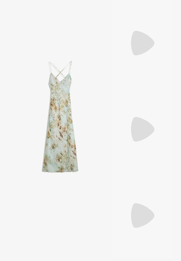 Robe maxi à bretelles spaghetti avec un motif vert clair semblable à une aquarelle, mettant en valeur des accents marron terre. Tissu lisse avec une silhouette fluide.; Sandales à talons transparents avec des brides transparentes, une semelle de couleur beige et un gros talon en acrylique transparent. Design épuré et lisse avec une esthétique minimaliste.; Lunettes de soleil écaille de tortue avec des verres marron, forme ovale élégante et finition brillante. Présente des accents argentés discrets sur les montures.; Sac à main en paille tissée avec une forme arrondie et structurée. Il possède une bandoulière courbée, une couleur beige clair et une fermeture éclair.