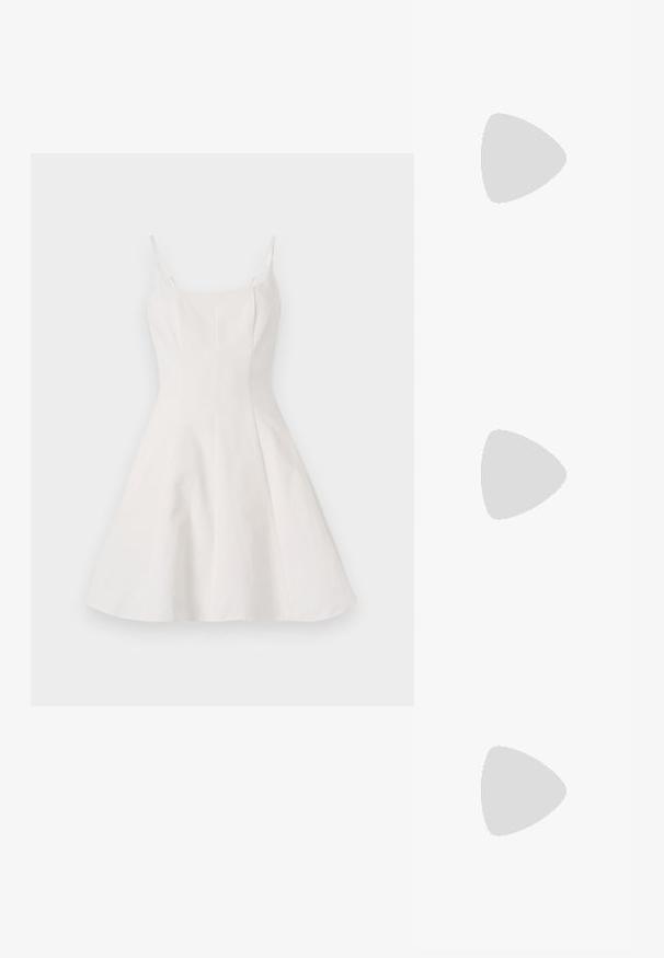 Jersey de ciclismo de manga corta en negro, con cremallera frontal, cuello alto y banda de marca a lo largo del dobladillo inferior. Tejido suave y ligero.; Vestido A-line blanco con tirantes finos, que presenta un torso ajustado y una falda acampanada. Hecho de una tela suave con un diseño limpio y minimalista.; Zapato negro de lona tipo slip-on con diseño de lattice, suela plana y material de goma suave, que proporciona transpirabilidad y flexibilidad.; Gafas de sol oversized negras con lentes marrones, que presentan un acento blanco en la montura y puntas de patilla amarillas en contraste. Logo de la marca presente.