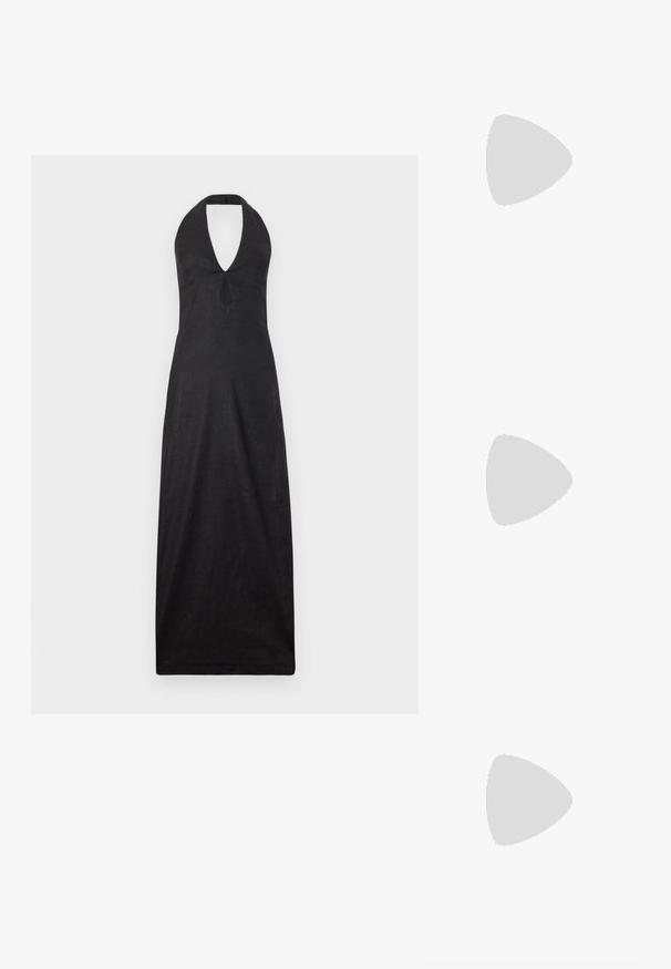 Cult Gaia LIANNA DRESS - Maksi garuma kleita - black; Stuart Weitzman BOOT - Zābaki - black; Sudraba metāla rokas soma ar ķēdes rokturi, piedāvā baudāmu struktūru, dekoratīvo šuvju un rāvējslēdzēju aizdari. Priekšpusē ir reljefa akcenti.; Pērļu pilienu auskari ar pulētu virsmu, ar sudraba toņa piekariņu un apaļām, baltām pērļām. Vienkāršs, klasiskas dizains.