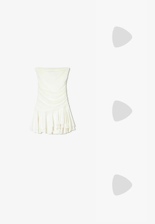 Stradivarius ASYMMETRIC BANDEAU - Débardeur - white; Robe blanche sans bretelles avec un tissu froncé, un corsage ajusté et un ourlet évasé à volants. Texture lisse sans motifs ni accents.; Bottine à franges en daim tan avec trois couches de franges. Bout pointu et petit talon carré. Texture lisse sur l'ensemble.; Lunettes de soleil en écaille de tortue avec des verres marron, au design angulaire et des éléments dorés sur la monture. Matériau plastique lisse.; Stradivarius Sac à main - mottled brown; Collier en chaîne en or avec des maillons entrelacés et un pendentif en forme de cœur poli, fermé par un fermoir à bascule. Texture lisse et finition brillante.