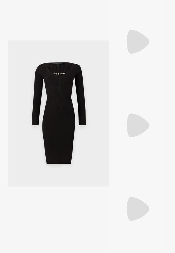 Samsøe Samsøe SONNET TANK  - Top - grey; Čierne ryhované šaty s dlhými rukávmi, výstrihom do V a predným zipsom. Majú priliehavý strih a dĺžku po kolená.; Čierne sandále na vysokom podpätku majú tenké remienky s uzlovým dizajnom, hladký štvorcový špičku a elegantný stiletto podpätok.; Svetlošedá metalická kabelka s reťazovým popruhom, ozdobená malými kruhovými kovovými štítkami a trojuholníkovým logom značky.; Strieborné kruhové náušnice s hladkým a lesklým povrchom. Okrúhly tvar, ľahký dizajn, s uzáverom na kolík.