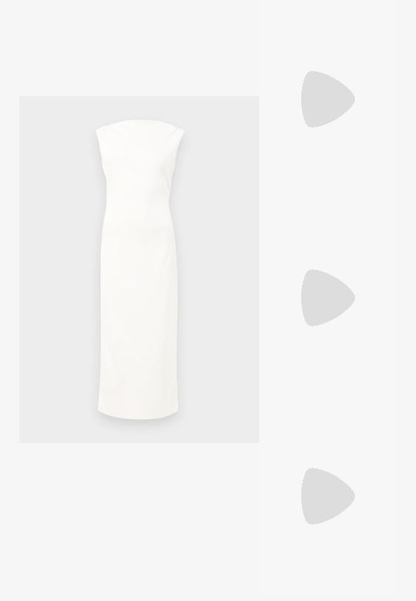 Abito bianco senza maniche con un design aderente, di lunghezza al ginocchio, in tessuto liscio e con un colletto alto discreto. Stile minimalista e privo di adornamenti.; Scarpa con tacco alto in vernice nera a punta, con cinturino alla caviglia e sottile tacco a stiletto. Texture liscia con finitura lucida.; Borsa di forma rettangolare in tessuto plissettato dorato, dotata di una tracolla a catena e di una chiusura con fermaglio nella parte superiore. Finitura liscia e lucida.; Un paio di orecchini in metallo di tonalità dorata, di forma ovale irregolare, con superficie texturizzata e leggermente martellata, su uno sfondo bianco.