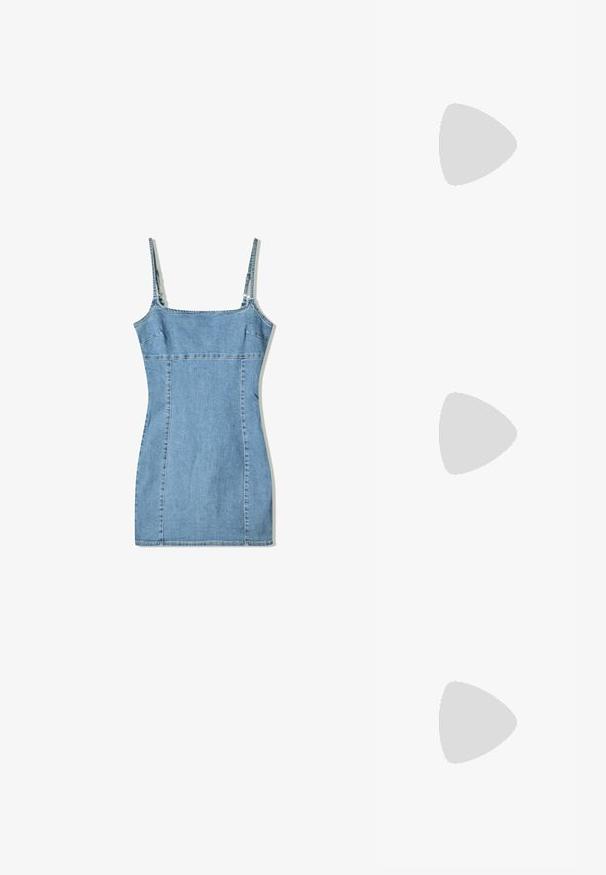 Abito in denim blu chiaro, presenta spalline sottili, corpino strutturato e una silhouette aderente con dettagli delle cuciture e scollatura dritta.; Stivale in suede beige al ginocchio con punta appuntita, tacco sottile a blocco e parte superiore arrotondata. Presenta cuciture sottili e una linguetta sul retro.; Occhiali da sole tartarugati con una montatura spessa, tempie leggermente curve e superficie liscia. Presentano un design classico con una finitura lucida.; Borsa in suede tan con due manici lunghi, forma rettangolare e cuciture decorative. Presenta una tracolla laterale e sottili dettagli in oro.