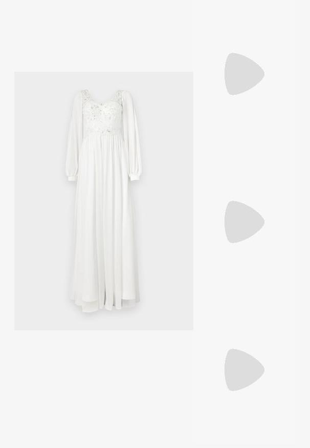 Ilga balta suknelė su nėriniuotu korpusu ir siuvinėjimu, pūstomis ilgomis rankovėmis ir plazdančia sijona. Lygus tekstūra ir lengvas audinys.; Juodos plokščios šlepetės su pintomis dirželiais ir metaliniu akcentu. turi reguliuojamą sagtį ir plokščią gumos padą patogumui.; Juodos didelės saulės akinių su pereinamais objektyvais, storomis rėmeliais ir auksinės spalvos grandinėmis ant šventyklų.; Sidabrinis metalinis rankinukas su kampuota vokų forma, sklandžiu paviršiumi ir kontrastinga vidine spalva, laikomas rankoje, apsirengusioje juoda striuke.