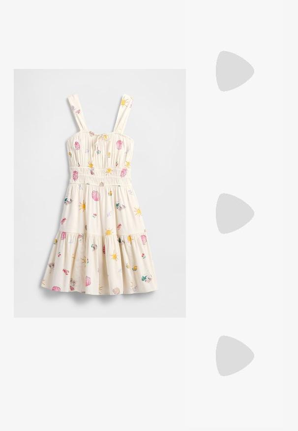 Vestido beige claro con tirantes finos, corpiño fruncido, falda de volantes y estampados coloridos de conchas y soles. Hecho de tela suave con un ajuste relajado.; Zapato de tacón blanco de charol con punta afilada y un tacón en bloque geométrico. El interior cuenta con una plantilla beige y cortes laterales mínimos.; Bolso de mano de imitación cuero gris claro con cadena dorada, que presenta un cierre en forma de V y un detalle de borla. Textura suave, forma rectangular.; Collar de cadena en tono dorado con un colgante en forma de flor y un centro translúcido. Enlaces delicados y cierre de langosta.