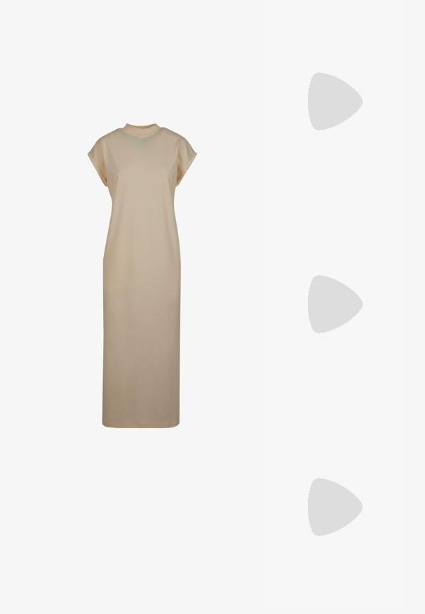 Žuta i bijela prugasta majica kratkih rukava s okruglim izrezom i prilagođenim krojem, izrađena od mekanog, laganog materijala.; Biserna haljina do koljena napravljena od glatkog materijala. Ima okrugli izrez i kratke, upučene rukave. Jednostavan, ravno krojeni dizajn.; Bijele kožne tenisice s crnim suedinim akcentima, tri crne pruge, bež gumeni potplat i zlatni "SPEZIAL" brend na boku.; Naočale u kornjačastoj boji s plavim staklima, uglasti dizajn, deblji okvir i rez na nosnom mostu; sadrže zlatni naglasak na sljepoočnici.