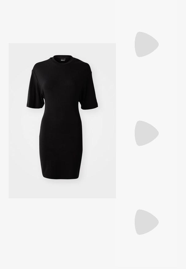 Robe noire à manches courtes en tissu doux. Présente un col rond et une silhouette ajustée avec un ourlet jusqu'au genou.; Bottines en cuir noir avec une semelle épaisse, un devant lacé et une fermeture éclair sur le côté ; présente une finition lisse et un embout surélevé.; Sac fourre-tout corail avec un design texturé et froncé. Fabriqué en tissu doux, il dispose de deux poignées robustes et d'un intérieur spacieux.; Ensemble de boucles d'oreilles couleur argent : deux clous d'oreilles ovales et deux créoles en forme de croissant, présentant une finition brillante et lisse ainsi qu'un design arrondi.
