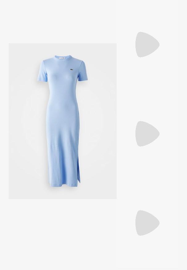 Dolga majica temno modre barve iz mehkega blaga. Ima okrogel izrez in modro okroglo logotip na levem prsnem delu.; Svetlo modra, kratkosleča, rebrasta midi obleka z okroglim izrezom in majhnim zelenim logotipom na levem prsnem delu, z bočnim razporkom na robu.; Svetlo modri antilop športniki z belimi vezalkami in gumijastim podplatom. Imajo majhen srebrn logotip na strani in bel usnjen vložek na peti.; Srebrne okrogle uhane z gladkim, zaobljenim dizajnom in sijajno polirano končno obdelavo. Imajo minimalistično obliko z rahlo odprtino.