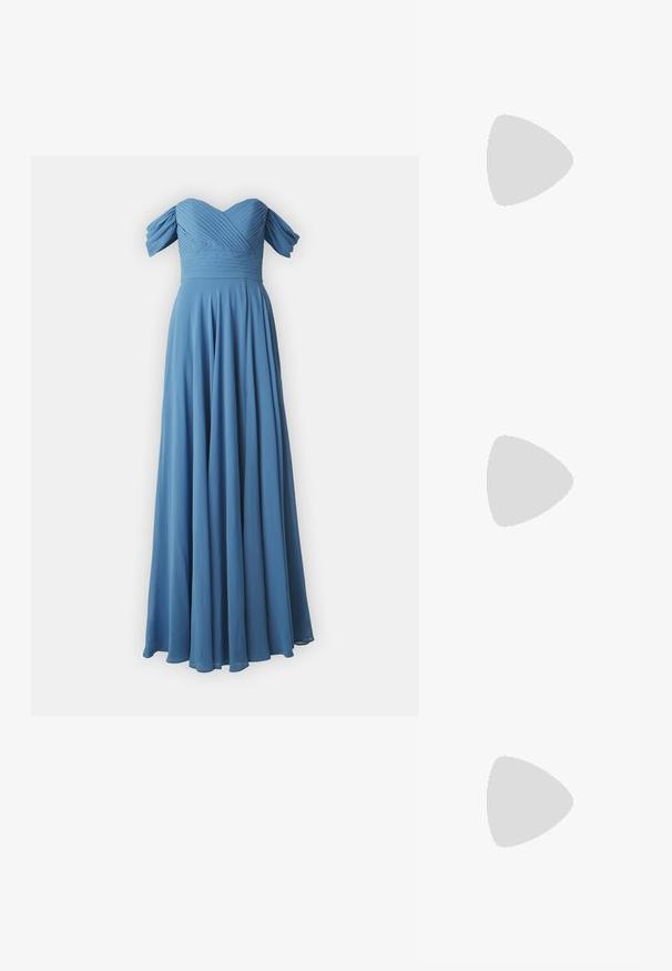 Pitkä, vaaleansininen mekko, jossa on pleidattu yläosa, olkapäitä paljastavat hihat ja sujuvasti valuva hame.; Hopeasankaiset sandaalit, joissa on neliön muotoinen varvas, ohut nilkkahihna ja pieni block-korko. Sleek metallinen pinta ja minimalistinen muotoilu.; Musta nahkainen olkalaukku, jossa on sileä pinta, suorakulmainen muoto ja metalliketju yksityiskohtana edessä. Mukana säädettävä hihna.; Hopeakoru drop -korvakorut, joissa on neliömuotoinen nappi, sileällä, kiillotetulla pinnalla ja pisaran muotoisella designilla, heijastavat valoa kiiltävän pinnan kautta.