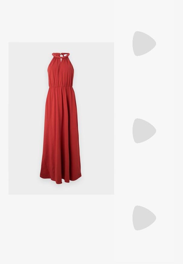 Vestido maxi de cor vermelho profundo, com decote halter, gola franzida e cintura elástica. Tecido suave e fluido que chega até ao chão.; Sapato slingback preto em pele patentada com bico apontado, tiras no tornozelo apresentando fivelas e acessórios prateados, e um salto elegante.; Bolsa de couro preta com forma curva, alça destacável e detalhes em dourado. A bolsa possui uma aba com detalhe de fivela.; Brincos em tom de ouro com formas onduladas e texturizadas. Inclui studs escultóricos com presilha e um design de argola aberta com um acabamento martelado.