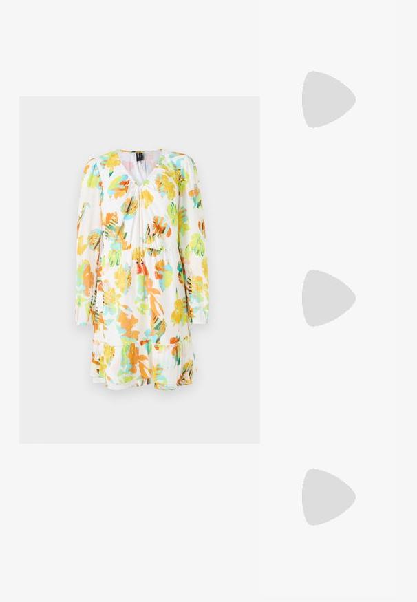 Robe florale avec une base blanche, présentant de grands motifs de feuilles orange, vertes et bleues. Manches longues, décolleté en V et détail de jupes à volants.; Chaussure slingback en cuir noir avec un bout pointu, un talon fin et un accent en métal doré sur le devant. Texture lisse et design structuré.; Sac à main en cuir noir avec finition texturée, forme angulaire, doubles poignées et une bandoulière réglable. Présente un accent avec le logo DKNY.; Boucles d'oreilles pendantes dorées en forme de goutte, avec une finition métallique brillante et un accent perlé de couleur argent.