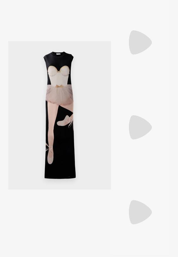 Largo vestido negro con un gráfico de bailarina, un cuerpo color beige, falda de tul y zapatillas de ballet, con acentos en dorado claro.; Tacones slingback de cuero negro con punta afilada, tacón delgado y detalle decorativo de hebilla en la parte superior. Textura suave y diseño elegante.; Bolso de mano de cuero negro con un diseño estructurado, acentos de cadena y asa, y una superficie texturizada. Presenta un cierre con solapa con la marca visible.; Collar de oro con un acento central suave y curvado. Presenta una cadena flexible con un cierre de langosta y enlaces de cadena adicionales ajustables.