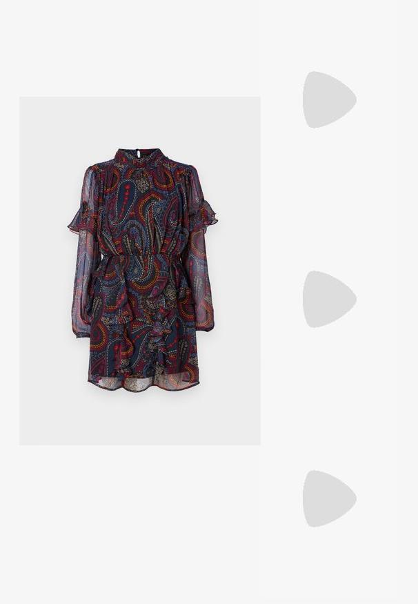 Vestido de manga curta, azul-marinho, com estampa paisley em vermelho, amarelo e azul; apresenta babados na barra e nas mangas, e tem um decote alto.; Sapato de salto alto com bico fino, em tons de prata, dourado e nude. Acabamento brilhante com design recortado, apresentando um salto stiletto.; Saco metálico prateado com uma forma suave e arredondada e um fecho em topo atado. Feito de material de imitação de couro suave.; Brincos de argola prateados com um design torcido, apresentando um acabamento polido e fecho tipo post. Medem aproximadamente 3 cm de diâmetro.