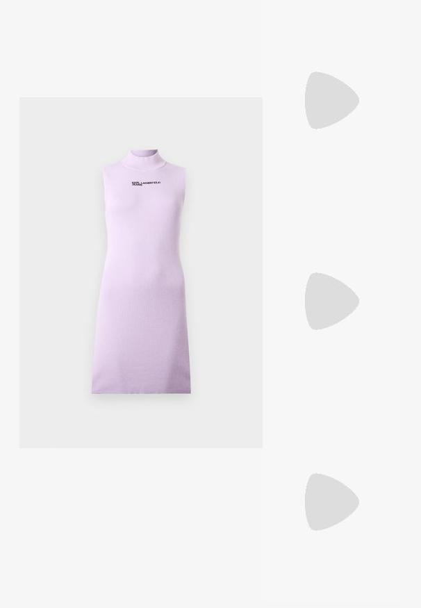 Rankovių neturinti, alyvinės spalvos, ribuota megzta suknelė su aukštu apykakliu ir juodu siuvinėtu „KARL LAGERFELD JEANS“ logotipu krūtinės srityje.; Juodos aukštakulnės sandalai pasižymi plonyčiais dirželiais su mazgo dizainu, lygiu kvadratiniu pirštu ir elegantišku stiletto kulnu.; Šviesiai pilka metalinė rankinė su grandinėlės dirželiu, papuošta mažais apvaliais metaliniais smeigėmis ir trikampiu prekės ženklu.; Sidabrinės auskarai žiedai su lygiu, blizgiu paviršiumi. Suapvalinta forma, lengvas dizainas, su uždarymu ant smeigtuko.