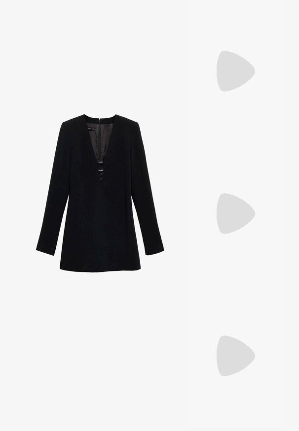 Čierne dlhé rukávy so hlbokým výstrihom do V, centrálne pracka ako akcent a skrytý zips na chrbte; vyrobené z hladkej tkaniny.; Čierne lakované kožené slingback lodičky s špicatou špičkou, vyrezávanými bokmi, nastaviteľným remienkom okolo členka a tenkým, elegantným podpätkom.; Slnečné okuliare v tvare mačacích očí s matným čiernym plastovým rámom, tmavými sklami a zlatým logom na bočnej strane. Ostrý dizajn a hladká textúra.; Michael Kors zápästná taška v béžovej potiahnutej plátenej tkanine s opakujúcim sa vzorom loga MK, zlatým kovania a odnímateľným reťazovým popruhom.