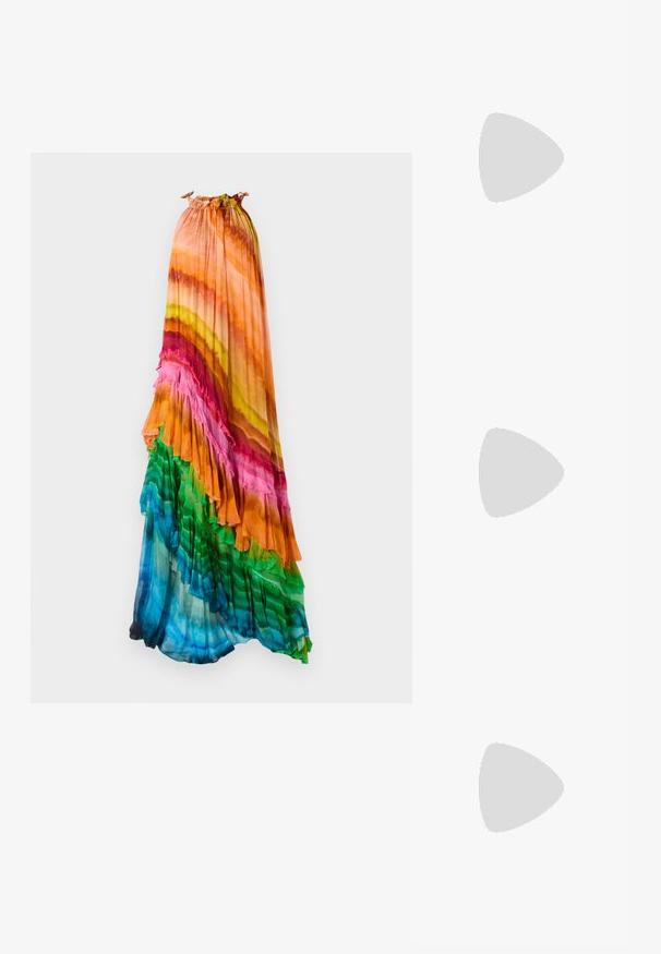 Multiforet maxi-kjole med drapering i halsen, der har en gradient af orange, pink, gul og grøn, med lagdelte flæser og blødt, gennemsigtigt stof.; Hvide lædersneakers, lavtop design, med en glat tekstur, rund tå, snørret front og et lille broderet logo på siden.; Sort læder bucket taske med en struktureret overflade, guld hardware detaljer og en åben top. Har et kort håndtag og justerbar skulderrem.; Guldtonede knude-stud øreringe med et vredet design. Hver ørering har en cirkulær klar bagside for sikker brug.