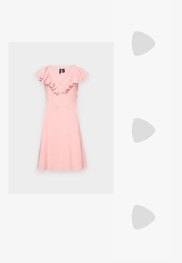 Roza, obleka do kolen z V-izrezom in rahlimi rokavi. Narejena iz lahkotnega materiala, z oprijetim zgornjim delom in razširjenim krilom.; Črne lakirane slingback pete s koničastim nosom in geometrijsko blokasto peto. Imajo eleganten, minimalističen dizajn in gladko teksturo.; Črna usnjena torbica s ukrivljeno obliko, z odstranljivo naramnico in zlatimi dodatki. Torbica ima pokrov s podrobnostmi v obliki zaponke.; Zlato-tonirani uhani v obliki obroča z gladko, polirano površino. Imajo obliko polkroga in varno zaponko na peto.
