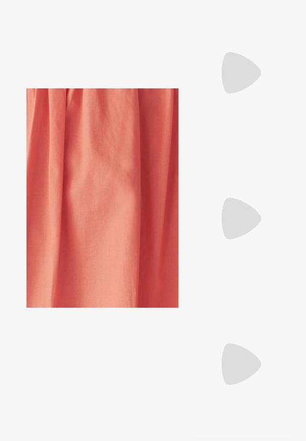 Korallivärinen kangas, jonka pinta on sileä ja joka omaa pehmeät laskokset sekä hienostuneen kiillon, sopii vaatteisiin tai kodintekstiileihin.; Beige nahkainen slingback-korkokenkä, jossa on pyöristetty kärki, leveä blokki korko ja pyöreä solki-yksityiskohta hihnassa. Tasainen pinta.; Kudottu olkilaukku ruskeilla nahkaosilla, kahdella kahvalla ja irrotettavalla hihnalla. Koukkumainen muoto, jossa tukeva pohja.; Kullatut korvakorut, joissa on kuoren muoto ja pystysuorat urat, sekä kiiltävä pinta, joka heijastaa valoa ja esittelee teksturoitua muotoilua.