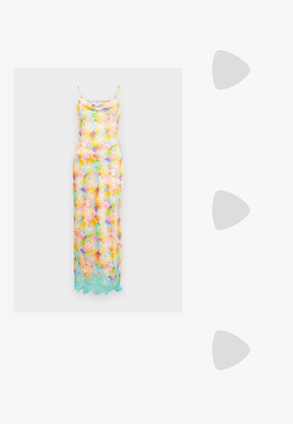 Rochie lungă fără mâneci, cu un model floral geometric multicolor și dantelă albastră deschisă pe margine, pe un fundal alb.; Pantofi Mary Jane din piele patent bej, cu două catarame ajustabile, vârf ascuțit și toc mic. Textură netedă cu un finisaj lucios.; Geantă de mână din piele crem, cu o formă de semilună, accesorii aurii, accente negre și o curea detașabilă. Are un detaliu cu lanț și eticheta.; Set de cercei aurii, care include trei perechi: cercei ovale texturate, cercei cu design ondulat și cercei mari tip cerc cu straturi de rigle.