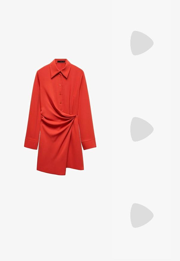 Mango Blusenkleid - red; Schwarze Sandale mit Riemchen, quadratischer Zehenform und niedrigem Blockabsatz. Verfügt über mehrere dünne Riemen und einen verstellbaren Knöchelriemen. Hergestellt aus glattem Leder.; Schwarze Leder-Crossbody-Tasche mit glatter Textur, rechteckiger Form und metallic-kettendetail auf der Vorderseite. Verstellbarer Gurt inklusive.; Silberne Tropfenohrringe mit einem quadratischen Stecker, die eine glatte, polierte Oberfläche und eine Tropfenform aufweisen, die Licht mit einer glänzenden Oberfläche reflektiert.