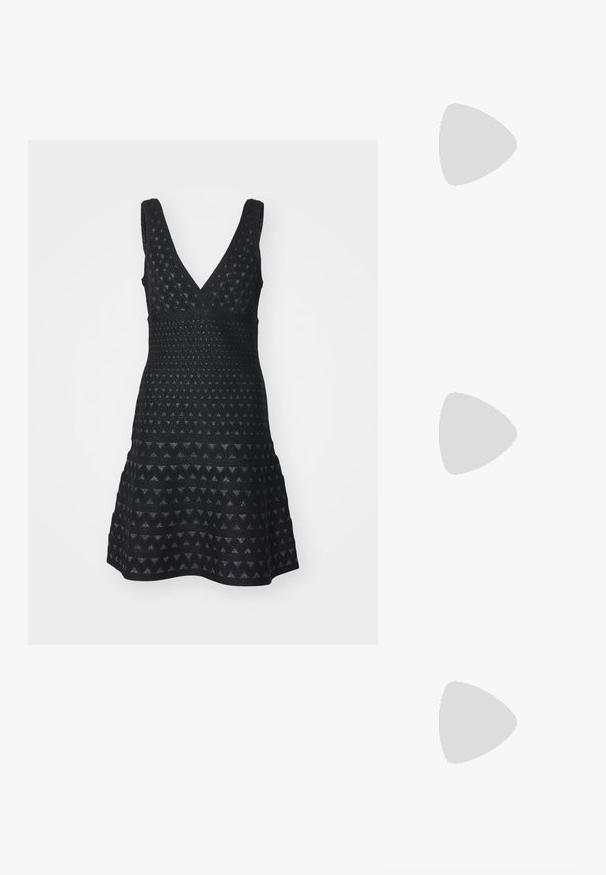 Emporio Armani VESTITO - Pulóverruha - nero; Fekete lakk slingback sarok, hegyes orral, texturált kígyómintával, állítható pánttal és rövid, texturált tömbsarkal.; Fekete bőr keresztbody táska két elülső zsebbel, arany csattokkal, cipzáras záródással és vékony pánttal. Textúrált felület és kompakt téglalap alak.; Aranyszínű fémből készült karika fülbevalók ívelt, hosszúkás formával. Simaságával és fényes felületével, valamint lekerekített végével további részletekkel bővül.