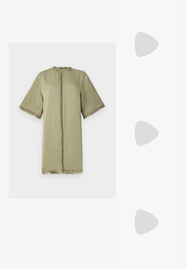 Olivgrünes, übergroßes T-Shirt-Kleid mit Rundhalsausschnitt, kurzen Ärmeln und Fransenverzierungen am Ausschnitt sowie am Saum.; Schwarze Lacklederschuhe mit Slingback, spitzem Zehenbereich, silbernen Hardware-Details und einem niedrigen Blockabsatz. Glatte, glänzende Textur auf der gesamten Oberfläche.; Schwarze Leder-Crossbody-Tasche mit glatter Textur, rechteckiger Form und metallic-kettendetail auf der Vorderseite. Verstellbarer Gurt inklusive.; Silberne Tropfenohrringe mit einem quadratischen Stecker, die eine glatte, polierte Oberfläche und eine Tropfenform aufweisen, die Licht mit einer glänzenden Oberfläche reflektiert.