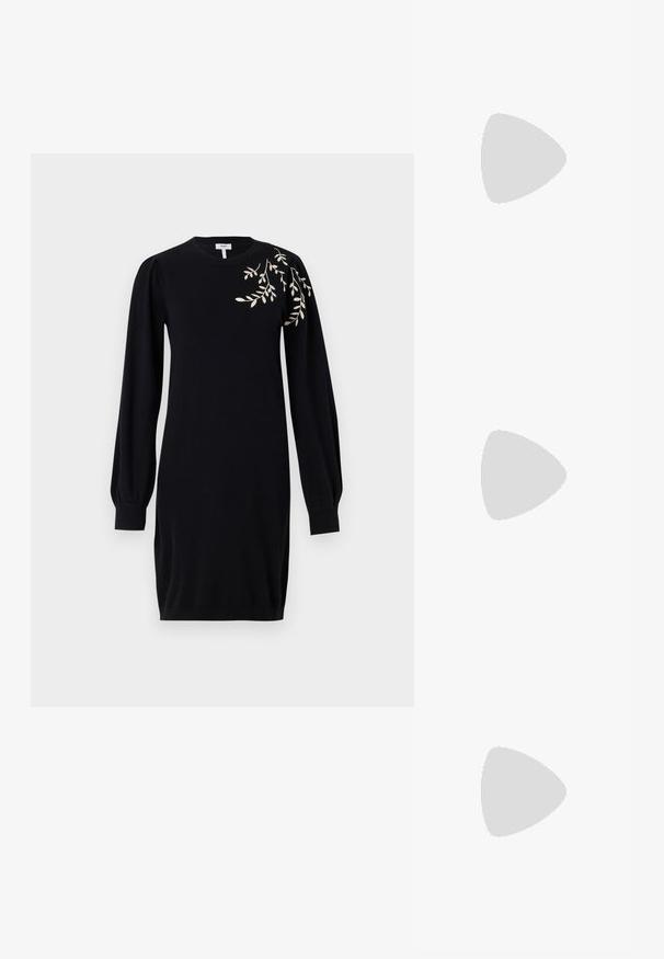 Object OBJTHESS EMBROIDERY DRESS - Abito in maglia - black; Tacchi slingback metallici color oro con punta appuntita e tacco grosso. Texture liscia, design minimalista e una cinghia stretta.; Borsa a tracolla nera in pelle con una forma curva, manico rimovibile e accessori dorati. La borsa presenta una patta con un dettaglio a fibbia.; Orecchini a cerchio in oro con una finitura liscia e lucida. Design circolare con un piccolo perno e una chiusura trasparente per un indosso sicuro.