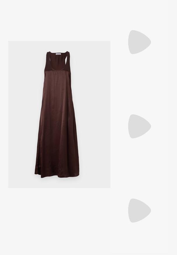 Robe maxi sans manches couleur marron en tissu lisse, avec un décolleté plongeant et une silhouette décontractée, dotée d'une fente latérale pour un meilleur confort de mouvement.; Des sandales noires à talons hauts avec des fines lanières au design noué, un bout carré lisse et un talon aiguille élégant.; Sac à main en métal gris clair avec une bandoulière en chaîne, orné de petits clous métalliques ronds et d'un logo de marque triangulaire.; Boucles d'oreilles en argent avec une finition lisse et brillante. Forme arrondie, conception légère, avec un fermoir à tige.