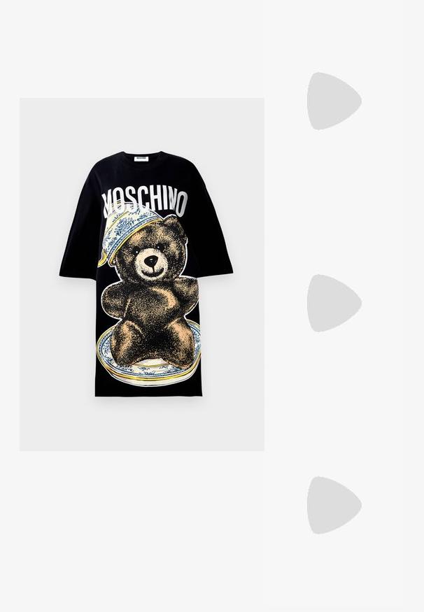 Čierne oversize tričko s veľkým grafickým motívom medveďa na tanieri s modrým vzorovaným okrajom. Nápis "Moschino" v tučných bielych písmenách hore.; Hnedý top na ramienka s hlbokým V-výstrihom a prekríženým dizajnom, zdobený kvetinovými vzormi a textúrovanou tkaninou; viaže sa v páse.; Svetlomodré platformové šľapky so zfrkanou textíliou, otvorenou špičkou, hrubou okrúhlou podrážkou a textúrovanou šedou podrážkou.; Hnedé priesvitné nadmerné okuliare s obdĺžnikovými šošovkami a štíhlymi ramenami. Uhlové, mierne zaoblené rohy a viditeľné kovové akcenty.