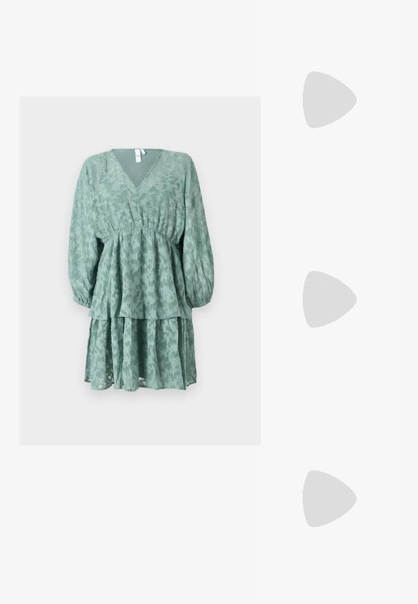 Zelené vrstvené šaty s výstřihem do V, dlouhými nafouknutými rukávy a květinovou strukturou. Mají zúžený pas a splývavou, vrstvenou sukni.; Černé lakované boty na podpatku typu slingback s špičatou špičkou a malým blokovým podpatkem, které mají na pásku stříbrný přezkový akcent.; Černá kožená kabelka s křivkovým tvarem, odnímatelným popruhem a zlatými detaily. Kabelka má klopu s přezkou.; Náušnice ve zlatém tónu s texturovanými, vlnitými tvary. Obsahují sochařské klipy a design otevřeného kruhu s kladivkovým povrchem.