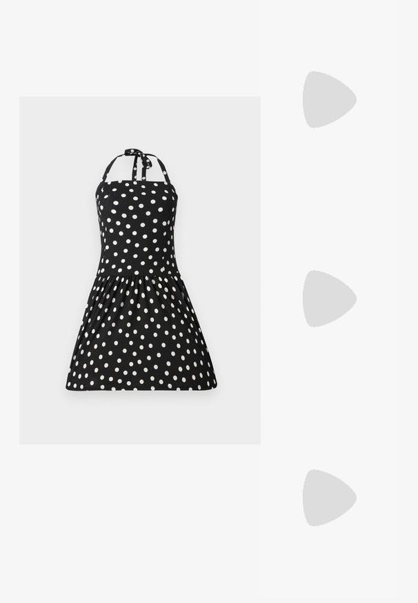 Czarna sukienka na halter z białymi kropkami, plisowany dół i wiązanie przy szyi. Tkanina wydaje się teksturowana i lekka.; Bershka - Sandały na obcasie; Brązowe okulary w motyle z owalnymi soczewkami, cienkimi ramionami i przezroczystymi akcentami. Posiadają subtelne logo na zauszniku. Smukły, lekki design.; Bershka - Torebka
