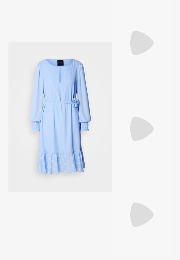 Vaaleansininen mekko, jossa on pyöreä pääntie, pitkät hihat, pilkkuinen kuvio, avainreikäyksityiskohta edessä ja kukkaakcentti vyötäröllä.; Musta nahkainen balettikenkä, jossa on terävä kärki, säädettävä hihna ja matala korko; sileä pinta ja minimalistinen muotoilu.; Musta nahkainen hobo-laukku, jossa on yksi pehmeä, pyöreä kahva; ominaisuuksina sileä pinta ja minimalistinen muotoilu. Ei näkyvää metalliosaa tai koristeita.; Hopehope hopeilla, joissa on minimalistinen muotoilu. Pyöreä muoto, sileä pinta ja ohut profiili. Kevyet ja kiillotetut.
