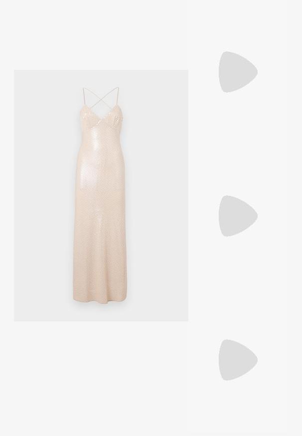 Vestido até ao chão com uma silhueta justa, na cor bege pálido, alças cruzadas nas costas e um padrão cintilante de lantejoulas por todo o tecido.; Saltos slingback em couro sintético bege com bico apontado e um salto quadrado fino. Textura suave e design minimalista sem embellishments.; Mala sintética branca com formato triangular, aba frontal plana e detalhe de laço, alça ajustável, textura suave e design minimalista.; Brincos de argola dourados com um design texturizado e três cristais transparentes em um lado, oferecendo uma estética geométrica moderna.