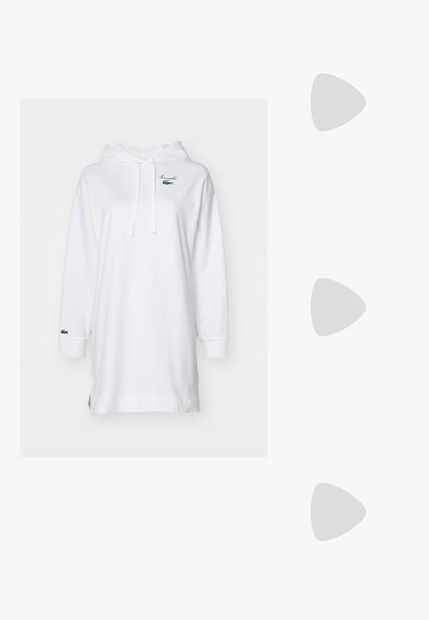 Hvit hettekjole laget av mykt materiale, med kengurulomme, snor i hetta og grønt brodert logo på brystet og ermet.; Sorte lærpumper med spiss tå og kraftig kvadratisk hæl. Glatt tekstur, enkelt design, passende for formelle anledninger.; Svart lær crossover-veske med avrundet form, to justerbare stropper og en subtil logo på forsiden. Teksturert overflate, minimalistisk design.; Et par polerte sølv halvmåne hoop øredobber med hengselspenner på hvit bakgrunn.