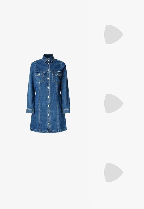 Denim krekls-kleita, garas piedurknes, ar pogām aizdara priekšpusi, divas krūšu kabatas, klasiskā apkakle, vidēji zila krāsa un gaišas šuvju detaļas.; Melnas patentētas ādas potīšu zābaki ar norādītu pirkstu un vidēja augstuma kvadrātveida papēdi. Gluda tekstūra un minimālisma dizains.; Melni pārmērīgi lieli saulesbrilles ar gradāciju lēcām, biezām rāmja malām un zeltainas krāsas ķēžu detaļām uz tempļiem.; Melnā somiņa ar strukturētu formu, gludu tekstūru un metālu sprādzi. Saskaņota ar platām melnām biksēm un sandālēm ar atvērtu purngalu uz koka grīdas.