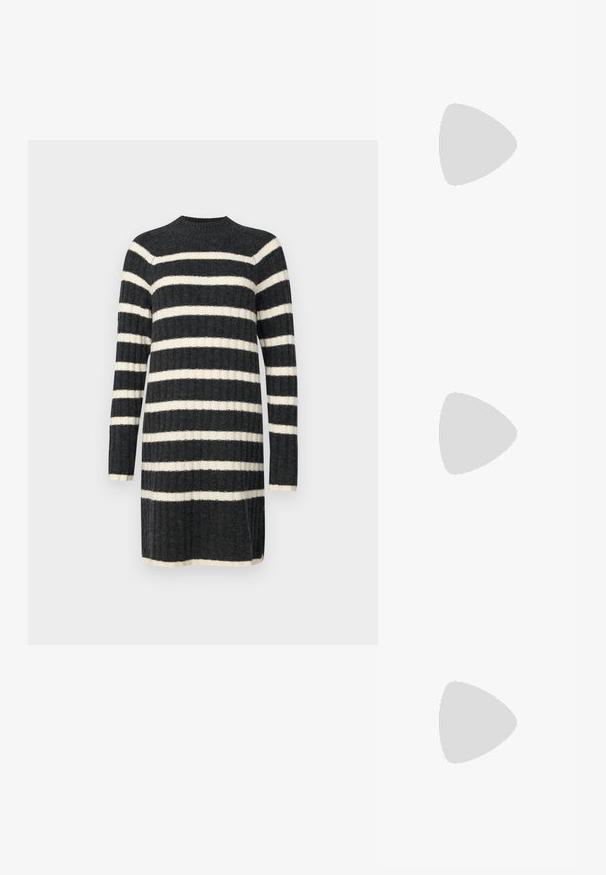 Sukienka dzianinowa w poziome czarno-białe paski, z rydwaną fakturą, długimi rękawami i wysokim dekoltem. Miękka tkanina i długość do połowy uda.; Czółenka na wysokim obcasie z wąskim noskiem w kolorze srebrnym, złotym i nude. Lśniące wykończenie z wycięciami, z obcasem w stylu stiletto.; Srebrna metaliczna torba worek o miękkim, zaokrąglonym kształcie i zawiązywanym z góry zapięciem. Wykonana z gładkiego materiału imitującego skórę.; Srebrne kolczyki w formie obręczy o minimalistycznym designie. Okrągły kształt, gładka faktura i cienki profil. Lekkie, z polerowanym wykończeniem.