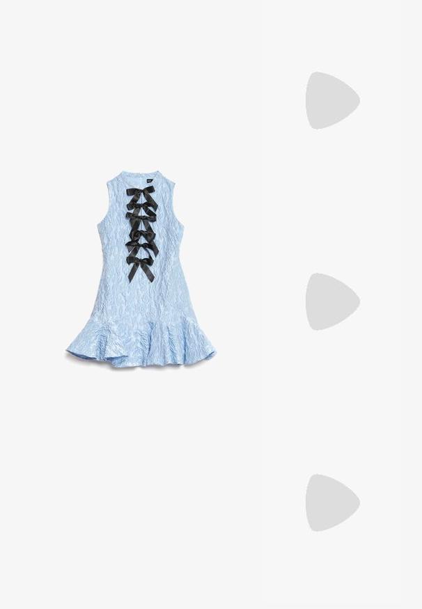 Brezrokavobla svetlo modra obleka z teksturo in razširjenim robom ter štirimi črnimi satenskimi pentljami ob sredini spredaj.; Črne usnjene škornje do kolen s koničastim nosom in visokim stiletto peto. Gladka tekstura in eleganten dizajn, ki vključuje minimalne detajle.; Črna usnjena torba za ramo z zaokroženo obliko, sijajno površino in srebrnimi dodatki. Oseba nosi črne široke hlače in loaferje s konicami.; Zlato obarvani kovinski uhani z gladko, zaobljeno trikotno obliko in zasnovo s pritrditvijo na zadnji strani; odbojna površina z minimalnim detajliranjem.