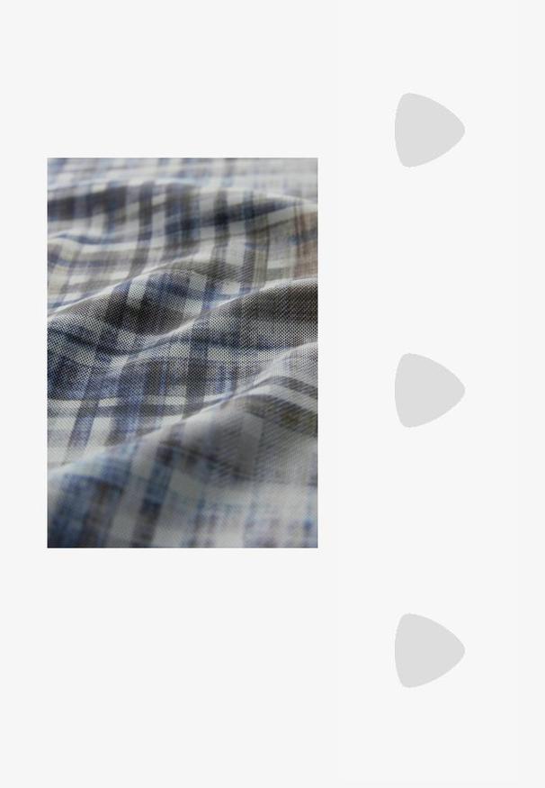 Tessuto intrecciato con un motivo a quadri blu e grigio; presenta una superficie texture con onde morbide e tonalità di colore variabili.; Stivali neri alti in finta pelle con punta tonda, dettaglio della fibbia della cintura accentuata e tacco largo. Texture liscia e cucitura verticale sul gambale.; Occhiali da sole neri con un design ovale elegante; lenti scure con gradiente; montatura in plastica lucida; logo ZIGN sulla gamba interna.; Borsa a tracolla in pelle verde oliva con un design morbido, caratterizzata da tagli circolari di diverse dimensioni e dettagli in tonalità più scure e più chiare.