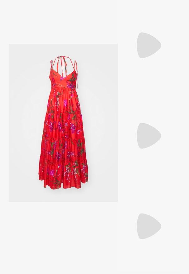 Erdem STRAPLESS LONG TIERED DRESS WITH TIES - Maksimekko - poppy; Musta nahkasandaali ohuilla remmeillä, matalalla lohkokannalla ja neliönmuotoisella varpaalla. Varustettu soljella ja sileällä pinnalla.; Pieni musta nahkabag, jonka muoto on pyöreä, yläkahva ja irrotettava olkahihna. Yhdistetty mustan kankaan mekkoon ja mustiin plissee-kenkään.; Hopeaketju hopeasta, jossa on tähti- ja helminelementtejä, esillä teksturoitua vaaleanbeigeä pintaa vasten, joka heijastaa hienovaraista kiiltoa.